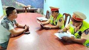 Tài xế H.V.H. làm việc với Phòng Cảnh sát giao thông, Công an tỉnh Đắk Lắk.