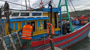 Cán bộ, chiến sĩ Đồn Biên phòng Xuân Hòa tuyên truyền, kêu gọi ngư dân không ra khơi trong thời điểm nguy hiểm.