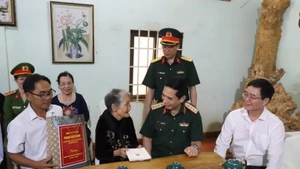 Đại tướng Phan Văn Giang thăm, tặng quà Bà mẹ Việt Nam Anh hùng Nguyễn Thị Toàn, 93 tuổi, trú phường Tân Lập, tỉnh Đắk Lắk. 
