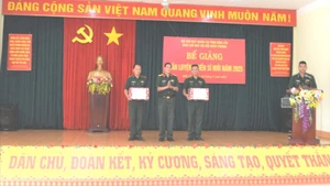 Đại tá Niê Ta, Chỉ huy trưởng Bộ Chỉ huy Quân sự tỉnh Đắk Lắk tặng quà cán bộ, chiến sĩ Tiểu đoàn Huấn luyện-Cơ động.
