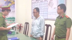 Cơ quan Cảnh sát điều tra Công an tỉnh Đắk Lắk tống đạt quyết định khởi tố bị can đối với Doãn Bá Nhựt. (Ảnh: Công an tỉnh Đắk Lắk)