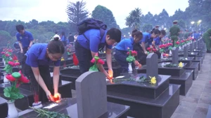 Tuổi trẻ Đắk Lắk thắp nến tri ân các anh hùng liệt sĩ tại Nghĩa trang liệt sĩ tỉnh Đắk Lắk, phường Tân Lập.