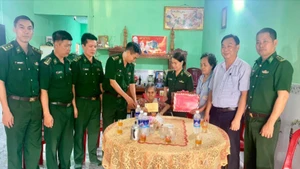 Đoàn công tác Ban Chỉ huy Bộ đội Biên phòng tỉnh Đắk Lắk và Ủy ban nhân dân xã Ia Rvê thăm và tặng quà Mẹ Việt Nam Anh hùng Nguyễn Thị Xuân.
