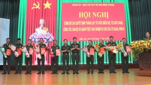 Lãnh đạo Đảng ủy, Ban Chỉ huy Bộ đội Biên phòng tỉnh Đắk Lắk trao quyết định cho các tổ chức Đảng trực thuộc.