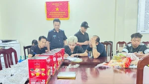 Các đối tượng thực hiện vận chuyển ma túy bằng hình thức đóng gói hàng hóa là ma túy cần sa trong các thùng bánh kẹo. (Ảnh: CHQ)