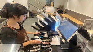 Cục Thuế đề nghị các tổ chức phối hợp với cơ quan thuế để tuyên truyền về lợi ích, quy trình đăng ký và sử dụng hóa đơn điện tử từ máy tính tiền. (Ảnh: MINH PHƯƠNG)