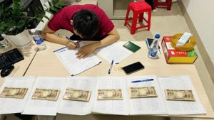 Đối tượng vận chuyển trái phép 690 tờ tiền mệnh giá 10.000 Yên Nhật trong hành lý xách tay mà không khai báo. (Ảnh: CHQ)