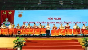 Cục trưởng Mai Xuân Thành trao tặng Cờ thi đua của Bộ Tài chính cho các tập thể xuất sắc của ngành Thuế. 