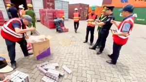 Các đối tượng vi phạm sử dụng nhiều thủ đoạn tinh vi để vận chuyển thuốc lá lậu. (Ảnh: CHQ)