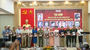 Tổng Biên tập Báo Nhân Dân Lê Quốc Minh trao những món quà tri ân tới các gia đình nhân chứng lịch sử. (Ảnh: THẾ ĐẠI)