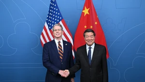 Phó Thủ tướng Trung Quốc Hà Lập Phong (phải) và Bộ trưởng Tài chính Mỹ Scott Bessent.