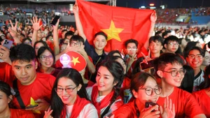 Khán giả trẻ “cháy” cùng mỗi khoảnh khắc của chương trình văn nghệ chính luận “Tổ quốc trong tim”. (Ảnh Thế Đại)
