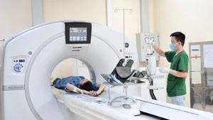Chụp chiếu hình ảnh cho bệnh nhân tại Khoa Chẩn đoán hình ảnh, Bệnh viện Thanh Nhàn (Hà Nội). (Ảnh THẾ ĐẠI)