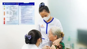 Người cao tuổi tiêm vaccine sốt xuất huyết tại Hệ thống Tiêm chủng VNVC. (Ảnh Mộc Thảo)