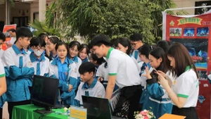 Chương trình tư vấn hướng nghiệp, tuyển sinh của Trường đại học Sư phạm Kỹ thuật Hưng Yên tổ chức tại Trường trung học phổ thông Lạng Giang số 1, tỉnh Bắc Ninh (mới). (Ảnh VÂN ANH) 