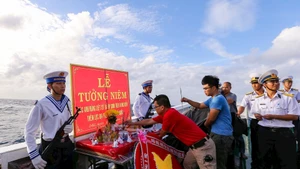 Nước mắt kẻ dạn dày sương gió, hay của người chưa kịp rám nắng Biển Đông, đều cùng lặng lẽ rơi.
