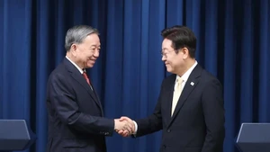 Tổng Bí thư Tô Lâm và Tổng thống Hàn Quốc Lee Jae Myung tại buổi gặp gỡ báo chí. (Ảnh TTXVN)