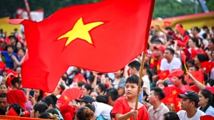 Khắp các nẻo đường của Thủ đô Hà Nội ngập tràn cờ hoa và niềm hân hoan của người dân ngóng chờ tổng hợp luyện diễu binh, diễu hành phục vụ kỷ niệm 80 năm Cách mạng Tháng Tám thành công và Quốc khánh 2/9. (Ảnh Thành Đạt)