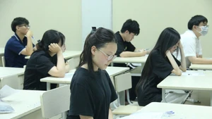 Dù đã có những điều chỉnh, nhưng thí sinh và gia đình vẫn đang phải chịu nhiều áp lực trong quá trình đăng ký nguyện vọng. (Ảnh THANH HÙNG)