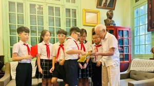 GS, TSKH Hồ Ngọc Đại - người sáng lập Trường Thực nghiệm với thế hệ học sinh hôm nay. (Ảnh Lan Anh)