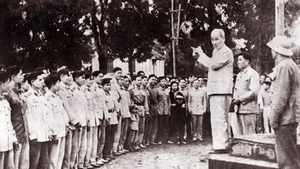 Chủ tịch Hồ Chí Minh đến thăm và huấn thị cho cán bộ, chiến sĩ Công an nhân dân, tháng 2/1961. (Ảnh Tư liệu)