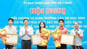 Lãnh đạo tỉnh Bắc Ninh trao bằng khen cho các cá nhân có thành tích học tập xuất sắc.