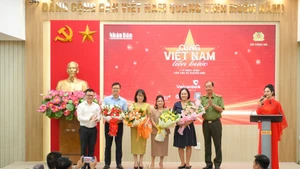 Đại diện Ban tổ chức tặng hoa cảm ơn các đơn vị, cơ quan đồng hành tài trợ tại Lễ công bố Chương trình. (Ảnh Thế Đại)