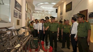 Lãnh đạo Bộ Công an thăm Khu trưng bày tại Di tích Ban An ninh Trung ương Cục miền nam.