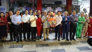 Bí thư Tỉnh ủy Đắk Lắk Lương Nguyễn Minh Triết và đoàn công tác tặng quà cho Công ty cổ phần Môi trường và Đô thị Đắk Lắk và các công nhân.