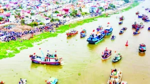 Tàu thuyền ra vào tấp nập trên sông Diêm Hộ, thị trấn Diêm Điền.