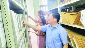 Kiểm tra việc lưu trữ hồ sơ người có công tại Sở Nội vụ Vĩnh Phúc.