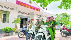 Lực lượng cơ sở phối hợp với công an xã tuần tra bảo đảm an ninh trật tự tại địa bàn cơ sở.