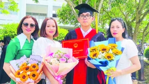 Khánh Duy và gia đình trong lễ tốt nghiệp đại học.