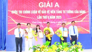 Ban tổ chức trao giải A cho sinh viên, giáo viên đoạt giải.