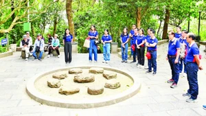 Du khách tham quan Khu di tích Đền Hùng, Phú Thọ. (Ảnh THẾ ĐẠI)