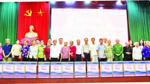 Lãnh đạo thị xã Kim Bảng tặng quà các gia đình được hỗ trợ nhà tại hội nghị công bố hoàn thành chương trình xóa nhà tạm, nhà dột nát.