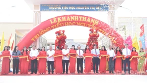 Cắt băng khánh thành Trường Tiểu học Nguyễn Thị Tốt.