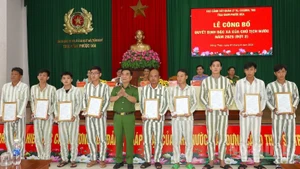 Thiếu tướng Nguyễn Việt Hùng trao quyết định đặc xá của Chủ tịch nước cho các phạm nhân được đặc xá. 