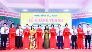 Các đại biểu cắt băng khánh thành dự án xây dựng cơ sở vật chất trường Trung học phổ thông Chuyên Bắc Giang.
