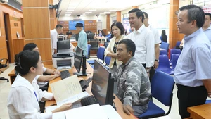 Các đồng chí lãnh đạo tỉnh tới động viên, kiểm tra tại Trung tâm phục vụ hành chính công phường Từ Sơn.