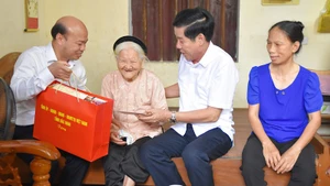 Bí thư Tỉnh ủy Bắc Ninh Nguyễn Văn Gấu tới thăm, động viên Mẹ Việt Nam Anh hùng Nguyễn Thị Cược tại phường Ninh Xá. 
