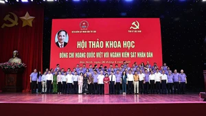 Các đại biểu chụp ảnh kỷ niệm cùng gia đình đồng chí Hoàng Quốc Việt.