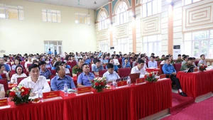 Các đại biểu tham dự buổi tiếp xúc cử tri.