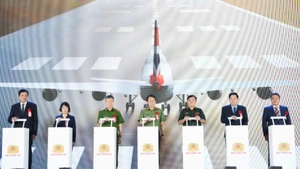 Bộ trưởng Công an Lương Tam Quang, lãnh đạo tỉnh Bắc Ninh và các đại biểu thực hiện nghi lễ khởi công Cảng hàng không Quốc tế Gia Bình.