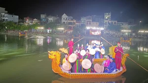 Biểu diễn dân ca quan họ trên thuyền, hoạt động văn hóa không thể thiếu tại Bắc Ninh trong những ngày Lễ.