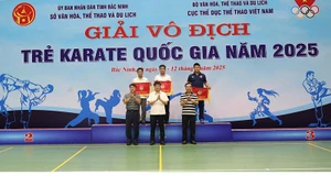 Ban Tổ chức trao giải Nhất, Nhì, Ba toàn đoàn.