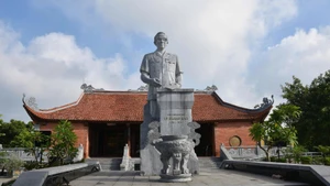 Tượng đài đồng chí Lê Quang Đạo tại quê hương phường Từ Sơn, tỉnh Bắc Ninh.