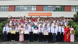 Thầy cô và các em học sinh xuất sắc được tuyên dương chụp ảnh kỷ niệm cùng các đồng chí lãnh đạo tỉnh.
