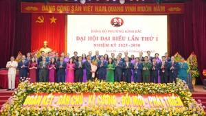 Các đồng chí lãnh đạo tỉnh Bắc Ninh chúc mừng Ban Chấp hành Đảng bộ phường Kinh Bắc nhiệm kỳ 2025-2030.