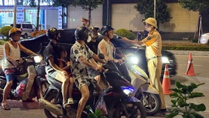 Lực lượng chức năng kiểm tra nồng độ cồn đối với người điều khiển phương tiện khi tham gia giao thông.